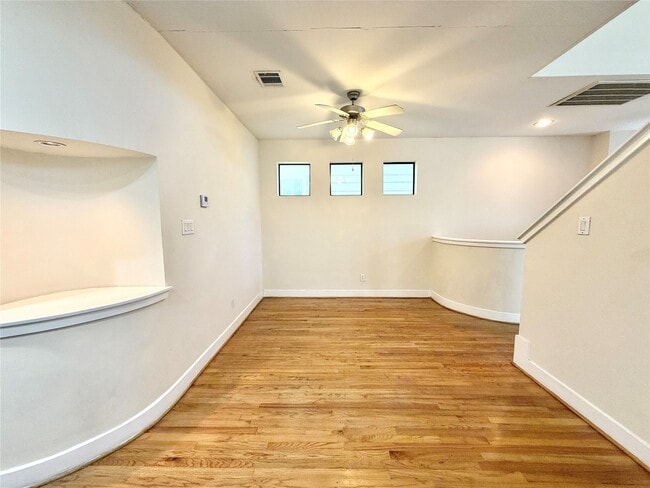 Building Photo - 8638 Meadowcroft Dr