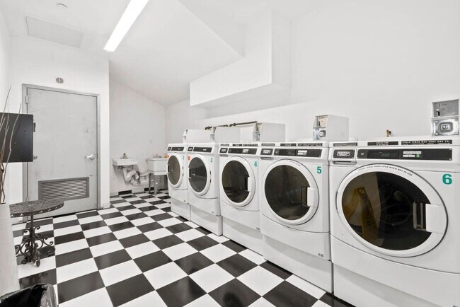 Building Photo - 517 W 45th St