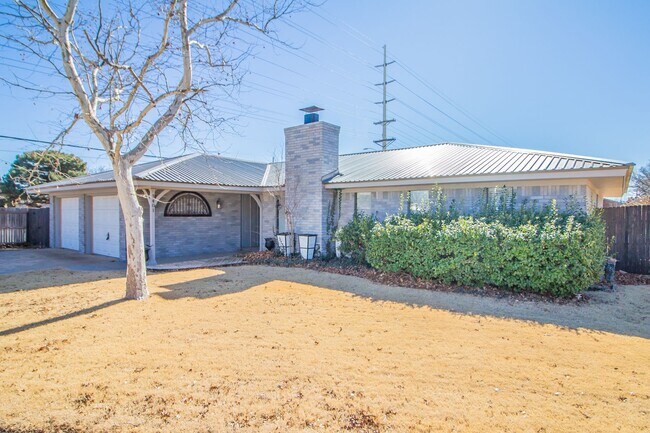 Building Photo - Charming home with updates!