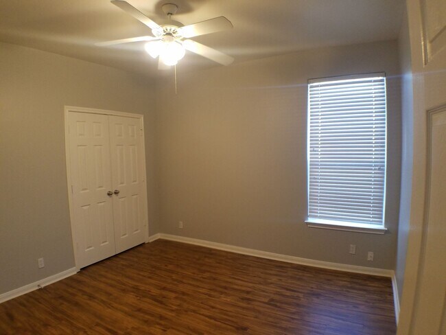 Building Photo - 2502 Allred Dr