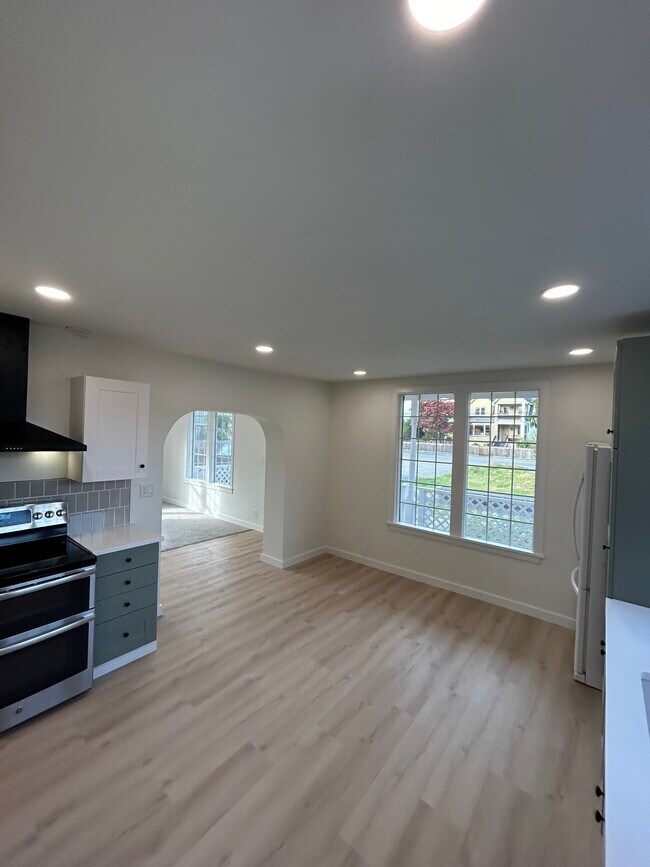 Building Photo - 2050 Roosevelt Ave