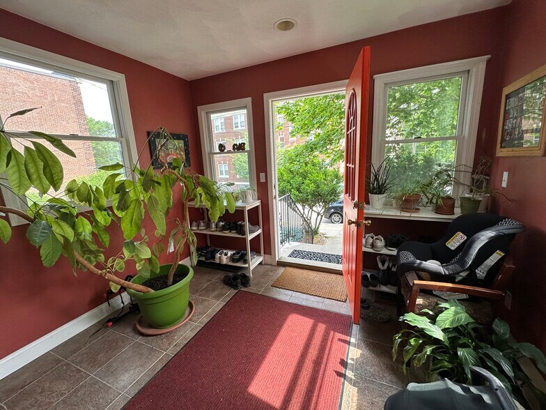 Building Photo - 124 Bynner St