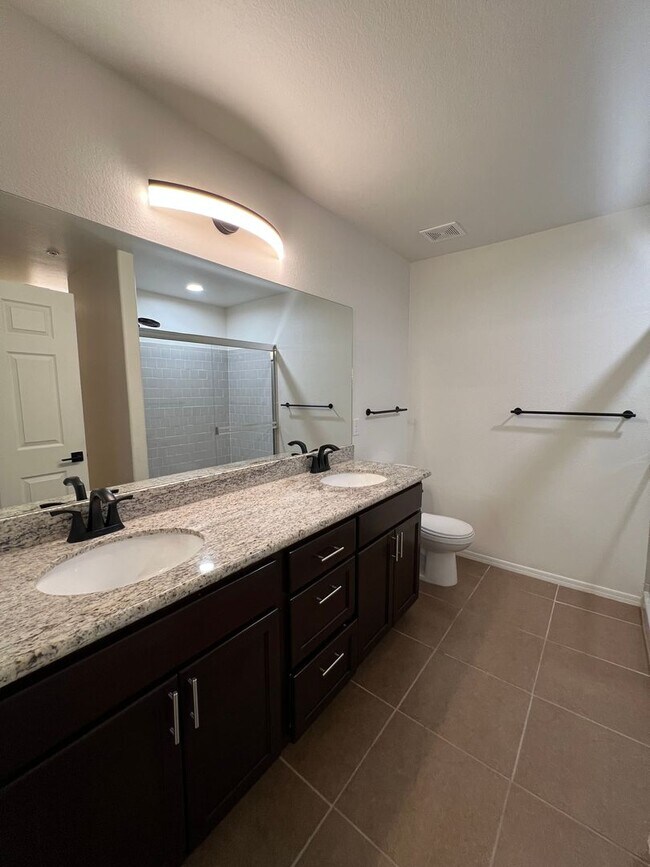 Building Photo - VERY NICE 3 BEDROOM IN DESERT SKY!