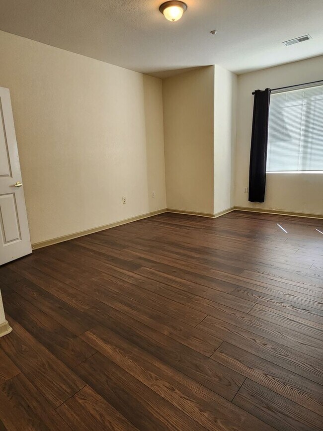 Building Photo - Beautiful condo in highly desired area of ...
