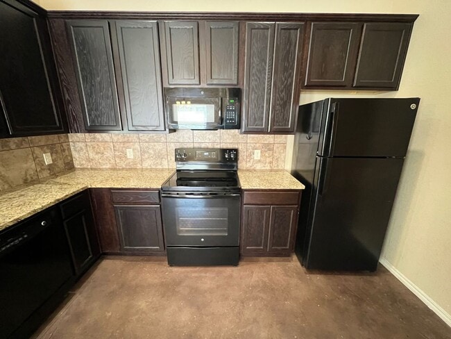 Building Photo - Luxury 3/2 duplex in NBTX