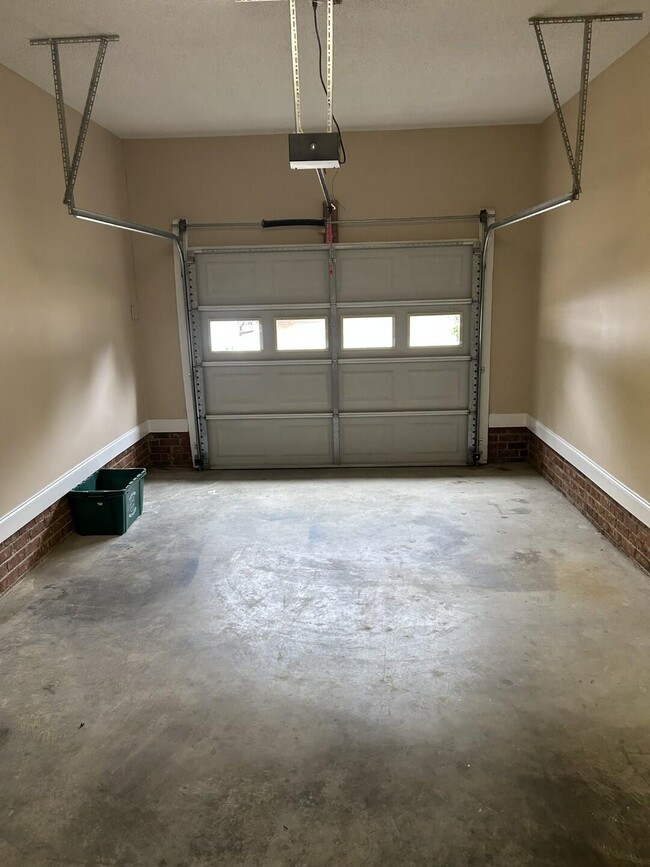 Building Photo - 3421 Beacon Dr