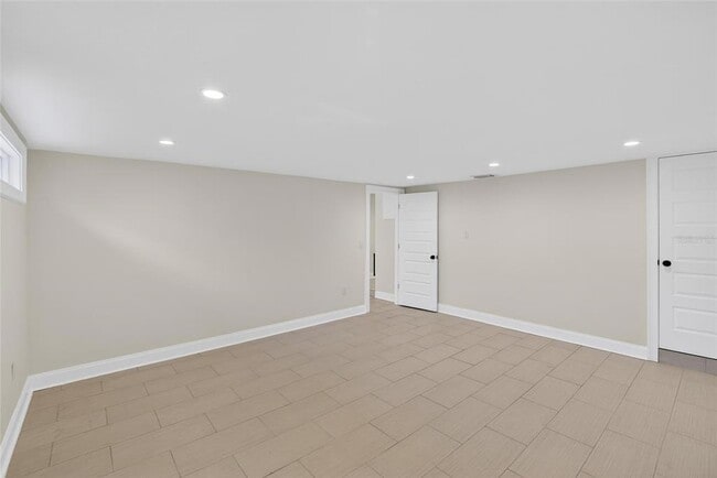 Building Photo - 162 E Davis Blvd