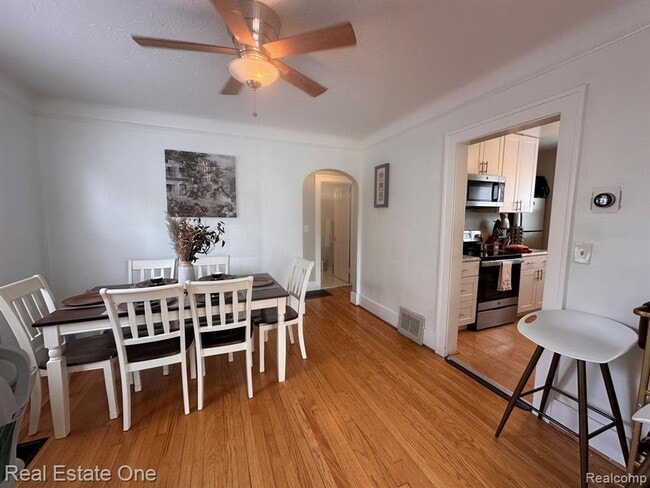 Building Photo - 2 Bedroom 1 Bath