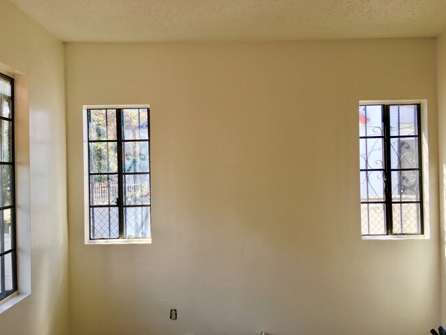 Building Photo - 1207 W 60th Pl