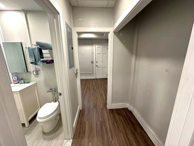 Building Photo - 10 Otis Pl