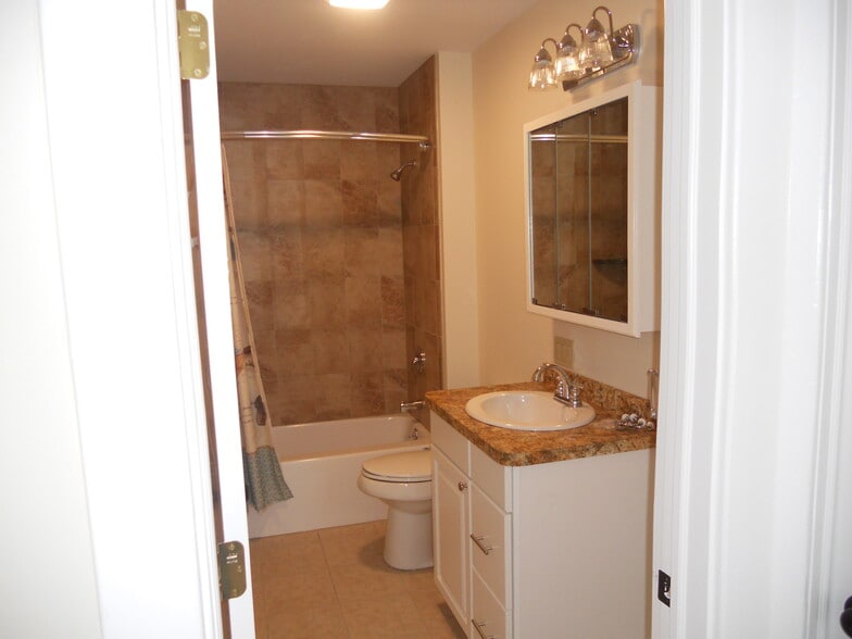 Bathroom - 21 Beech St