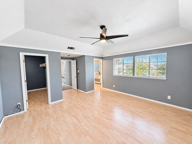 Building Photo - 760 Lake Front Dr