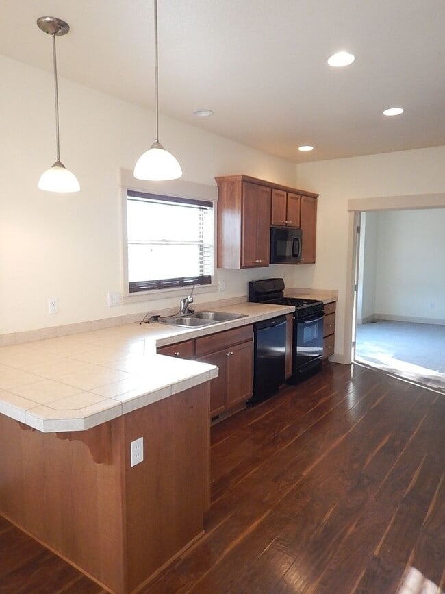 Building Photo - 2 Story, 3 Bedroom, 3 Bathroom House in He...