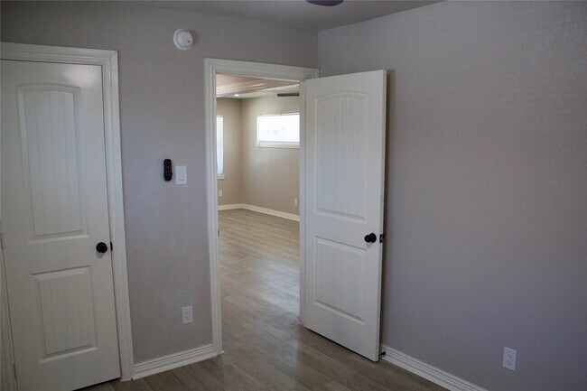 Building Photo - 1323 E 32nd 1/2 St