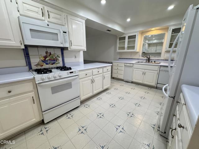 Building Photo - 534 N Oak Knoll Ave