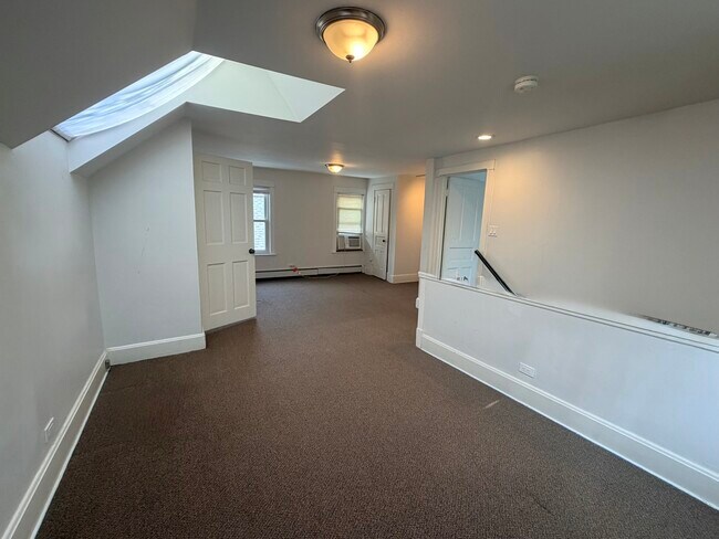 Building Photo - 1018 Oakwood Ave