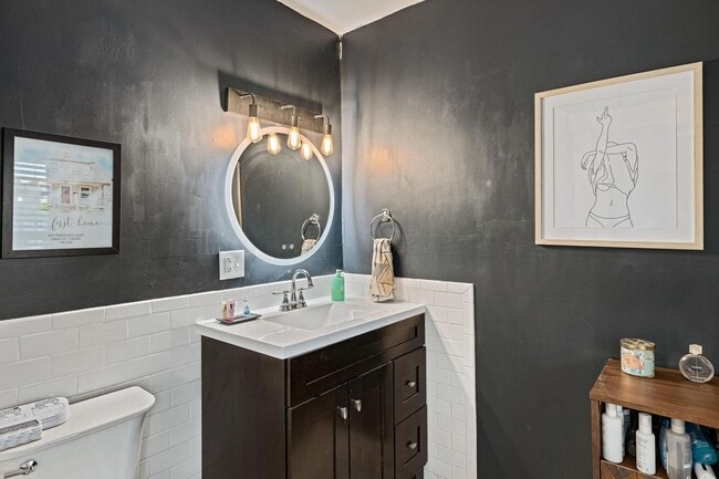 Building Photo - 2 Bed 1.5 Bath Home in the Heart of KCMO and Plaza Area