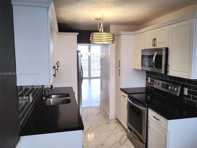 Building Photo - 250 Jacaranda Dr