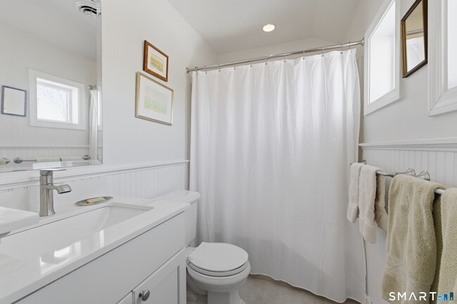 Building Photo - 2 Miller St