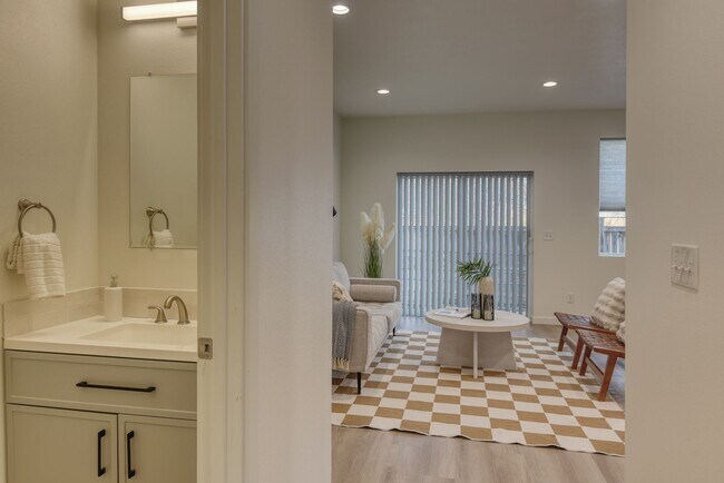 Building Photo - 4913 E 6th Ave