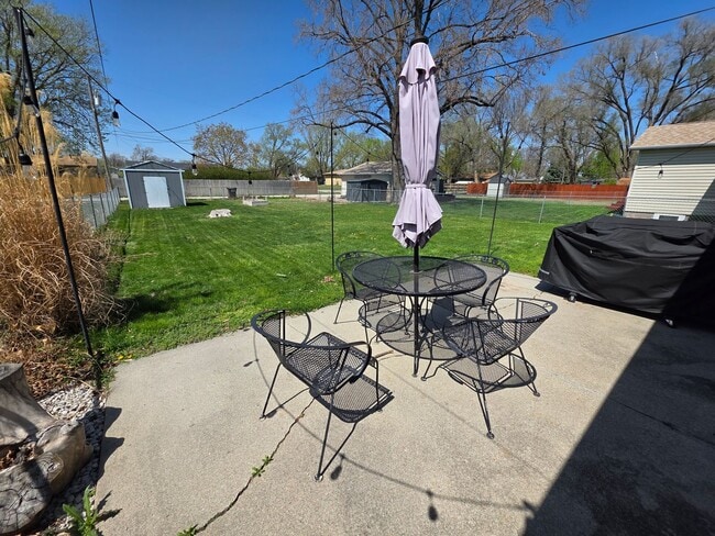 Building Photo - 2 bed • 1 bath • Garage • Shed • W/D included