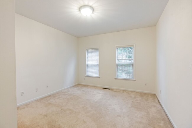 Building Photo - End Unit Townhome - 4 Bedrooms with First ...