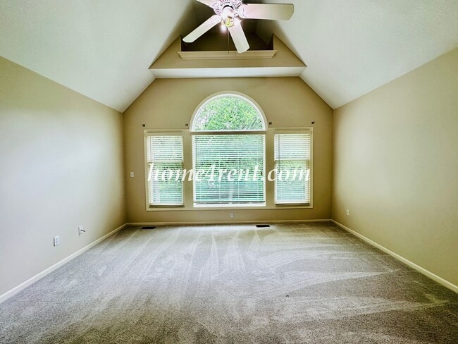 Building Photo - Exceptional 1.5 Story Home in the Prestigious Loch Lloyd Community!