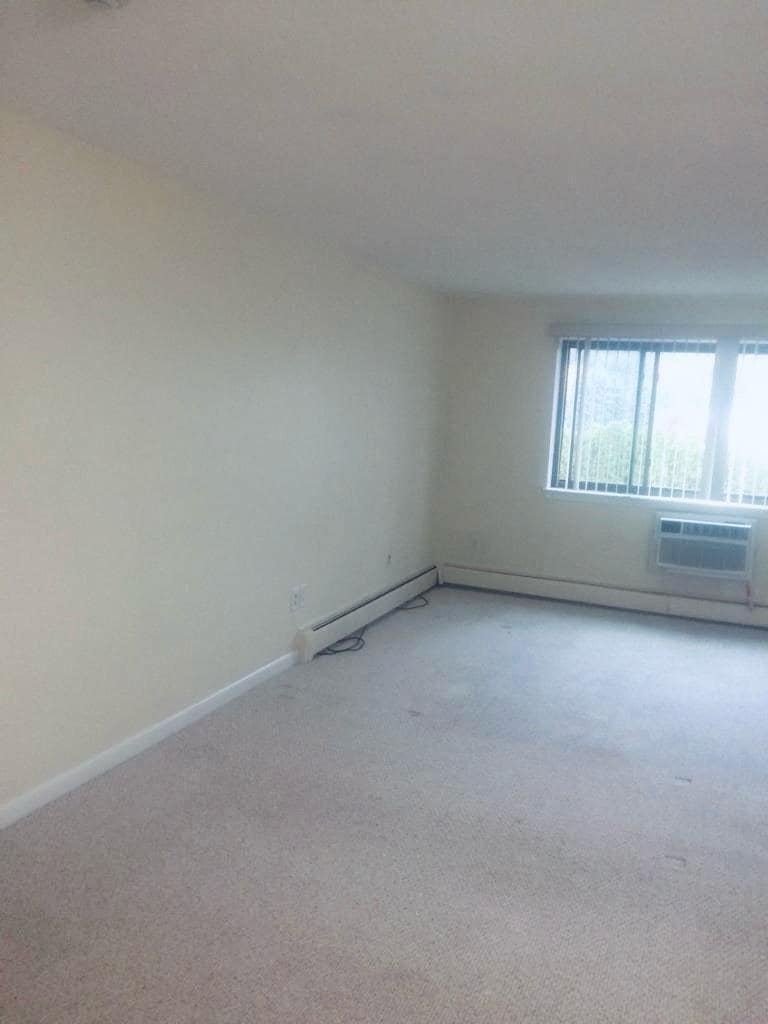 Building Photo - 9 Hallmark Gdns