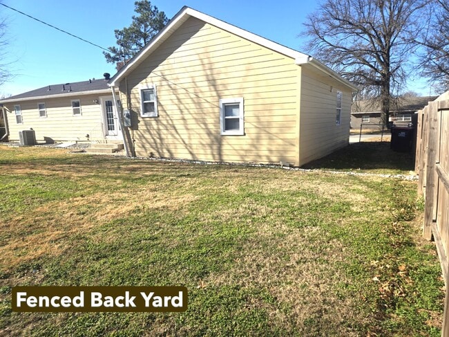 Building Photo - 903 Young St