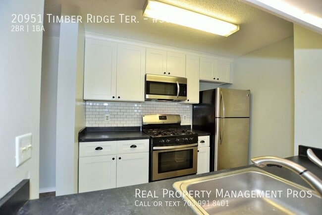 Building Photo - Updated 2 Bedroom Condo In Ashburn Farm Fo...