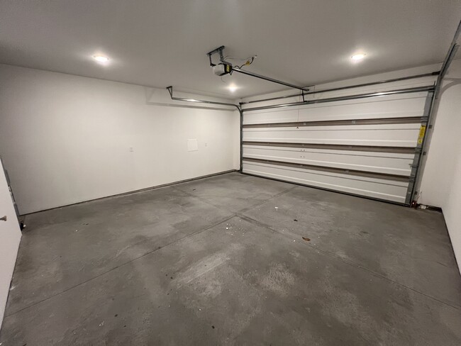 2 car garage - 1412 Mountain Quail Cir