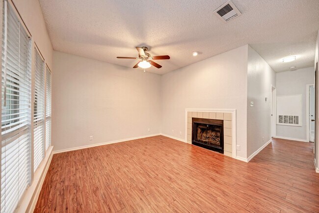 Building Photo - PRELEASE 8/15/2025 2 bed 2 bath