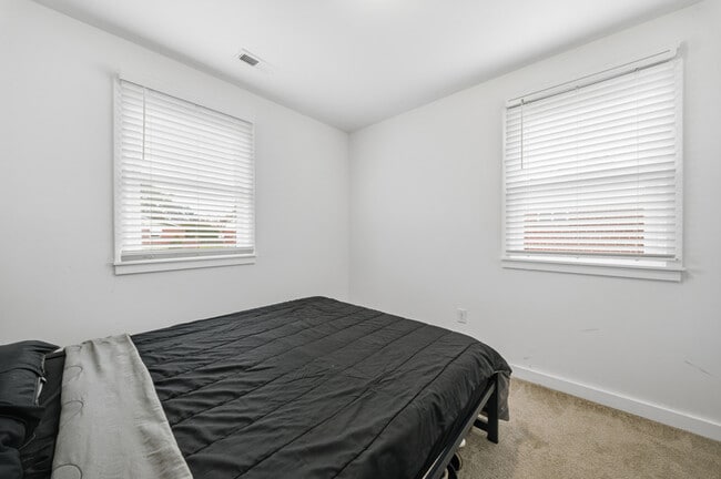 Building Photo - 913 Dandridge Dr