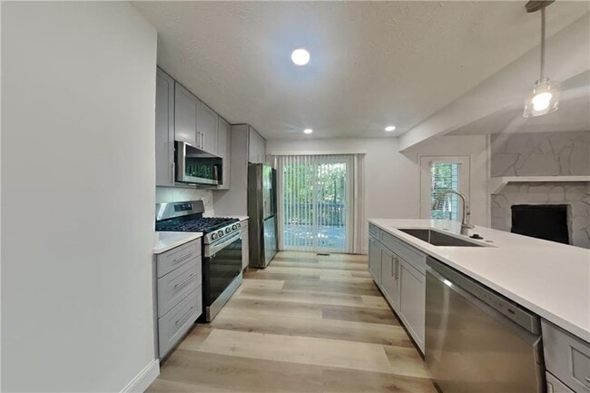 Building Photo - 2520 Deerfield Dr