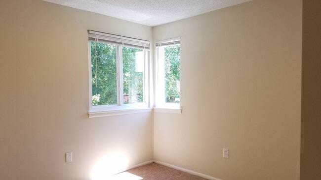Building Photo - Renovated townhouse in established Frederi...