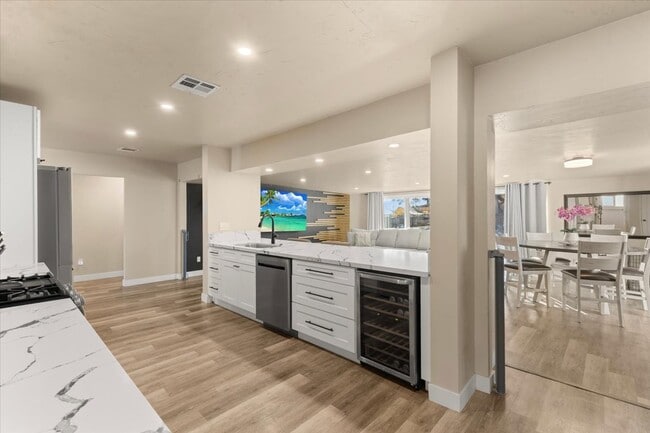 Building Photo - 1540 Souvenir Dr