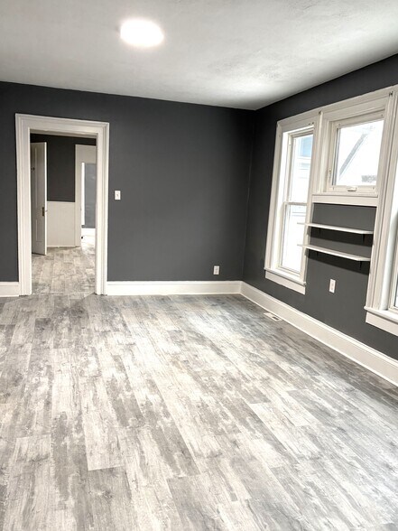 Building Photo - 313 E 7th St