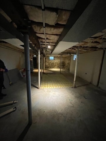 Building Photo - 57 Elm St