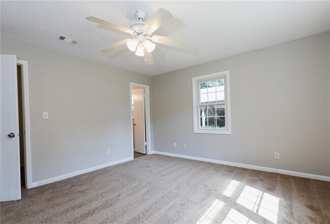 Building Photo - 208 1/2-202 Camp St
