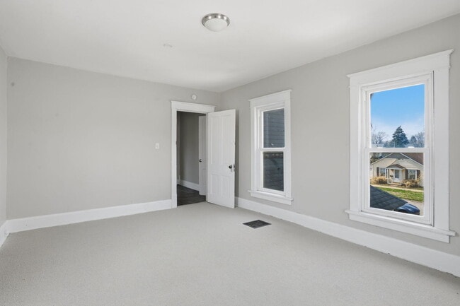 Building Photo - 1405 7th Ave