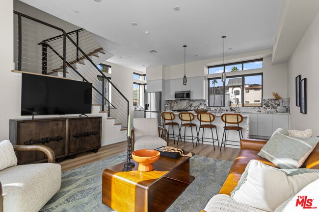 Building Photo - 1318 1/2 N Vista St