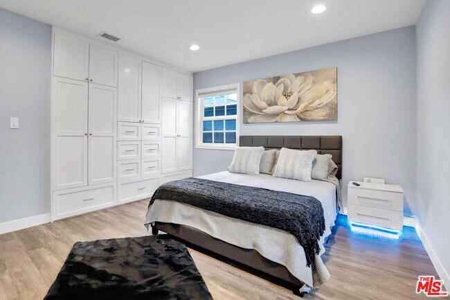 Building Photo - 8345 White Oak Ave