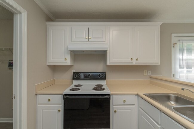 Building Photo - $1,395 - 3 bed/2 bath house for rent, fully renovated!