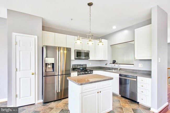 Building Photo - 9902 Woodview Dr