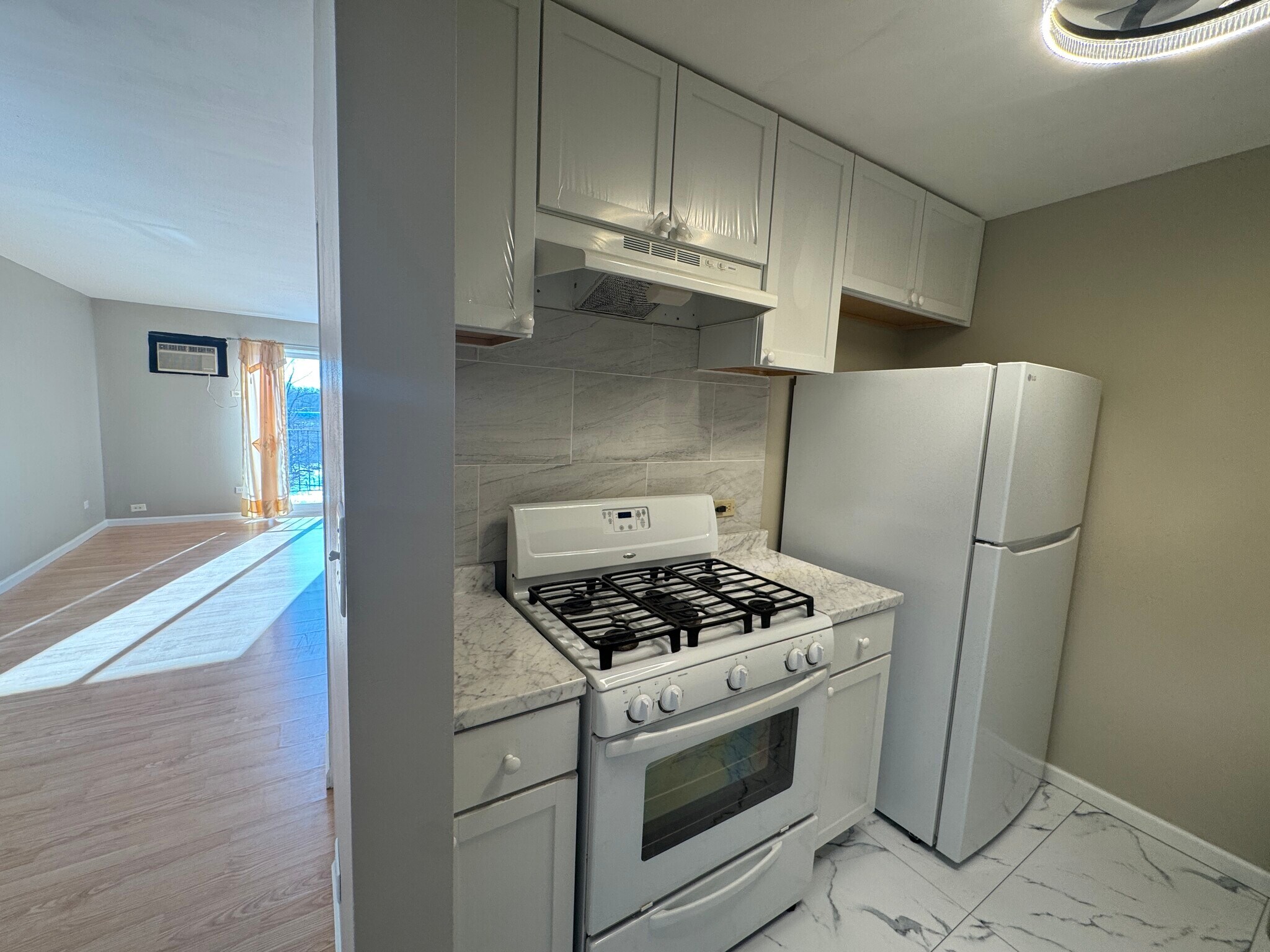 Building Photo - 252 Shorewood Dr