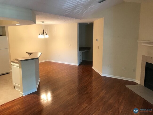 Building Photo - Top-Floor 2BR Condo with Pool Access – Available Now!