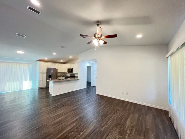 Building Photo - Beautiful 3 Bedroom, 2 Bathroom Home in Oc...