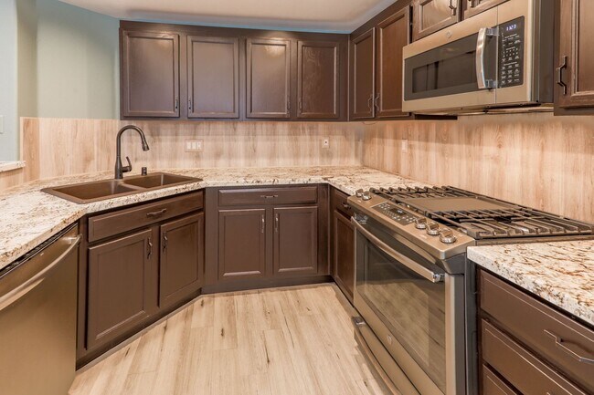 Building Photo - Beautiful 2 Bedroom With 2 Car Garage Summ...