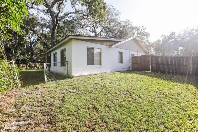 Building Photo - 105 Whispering Pines Ct