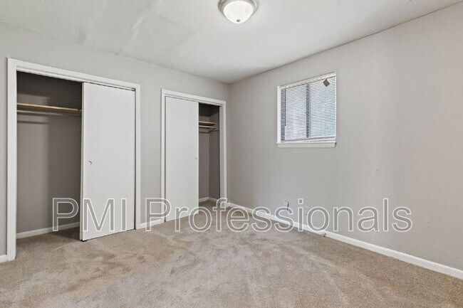 Building Photo - 800 Anderson Ln